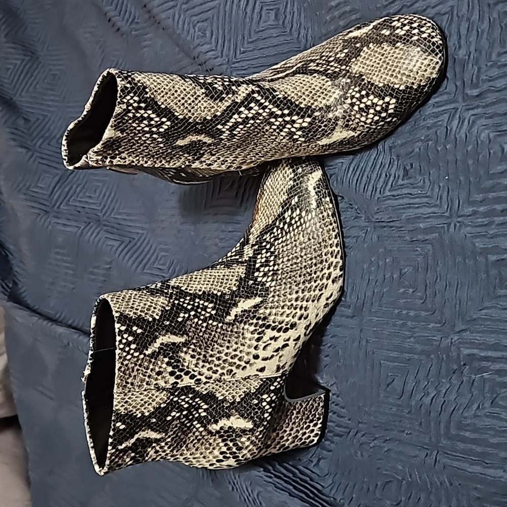 Essex Lane booties